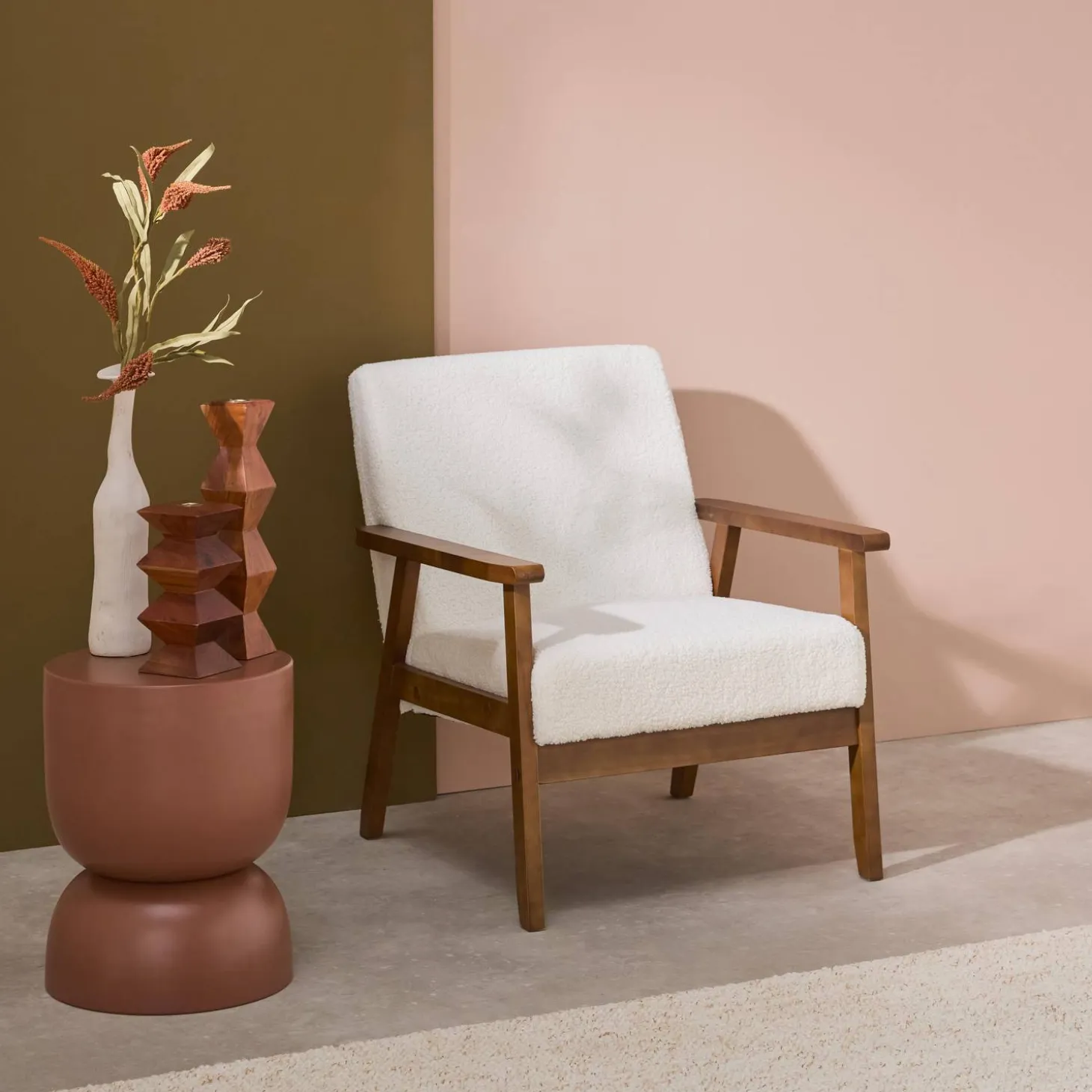 Fauteuil met walnootkleurig hout en bouclé zitting