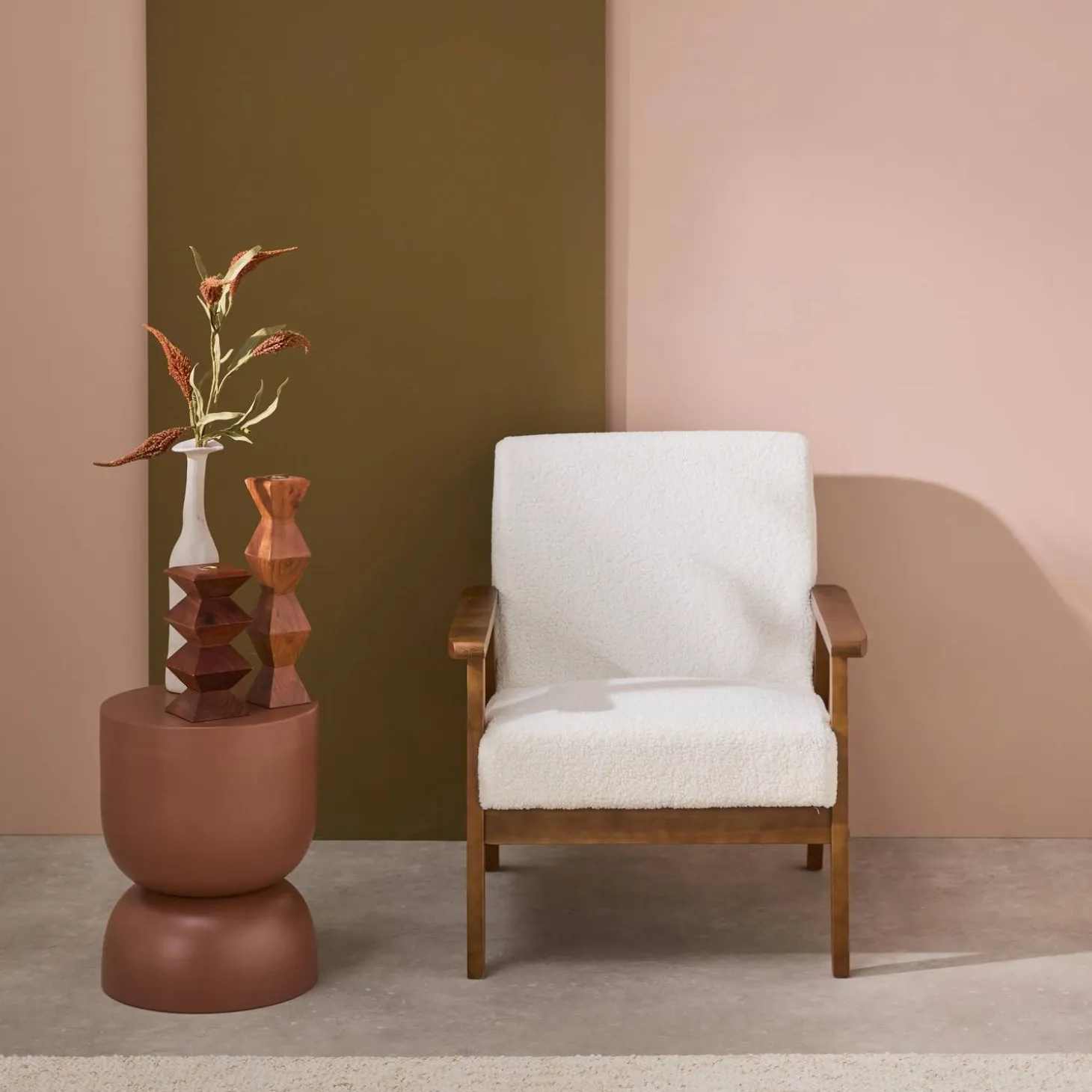 Fauteuil met walnootkleurig hout en bouclé zitting