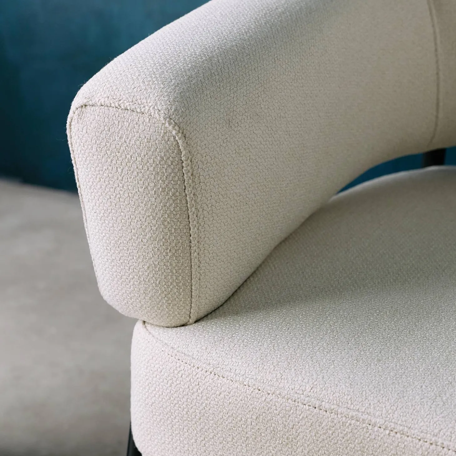 Fauteuil stof gebogen rugleuning metalen frame
