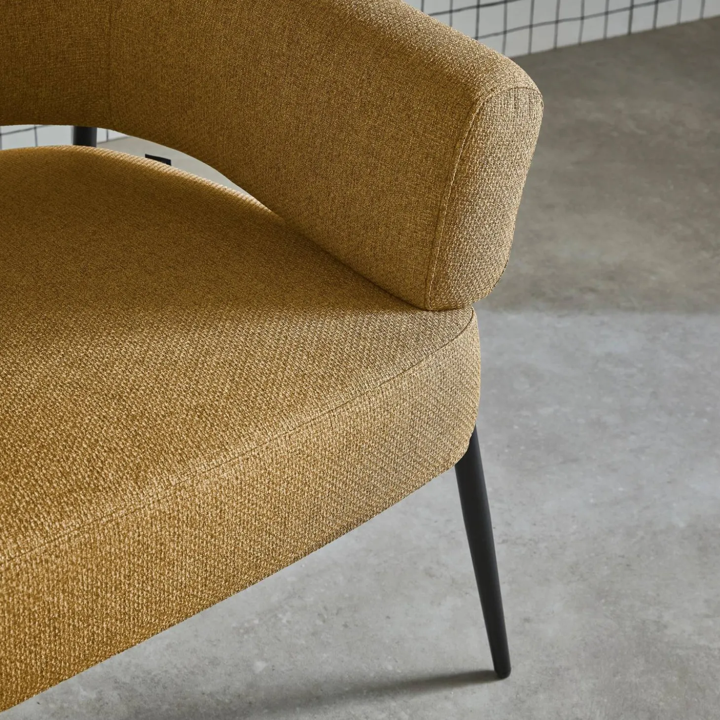 Fauteuil stof gebogen rugleuning metalen frame