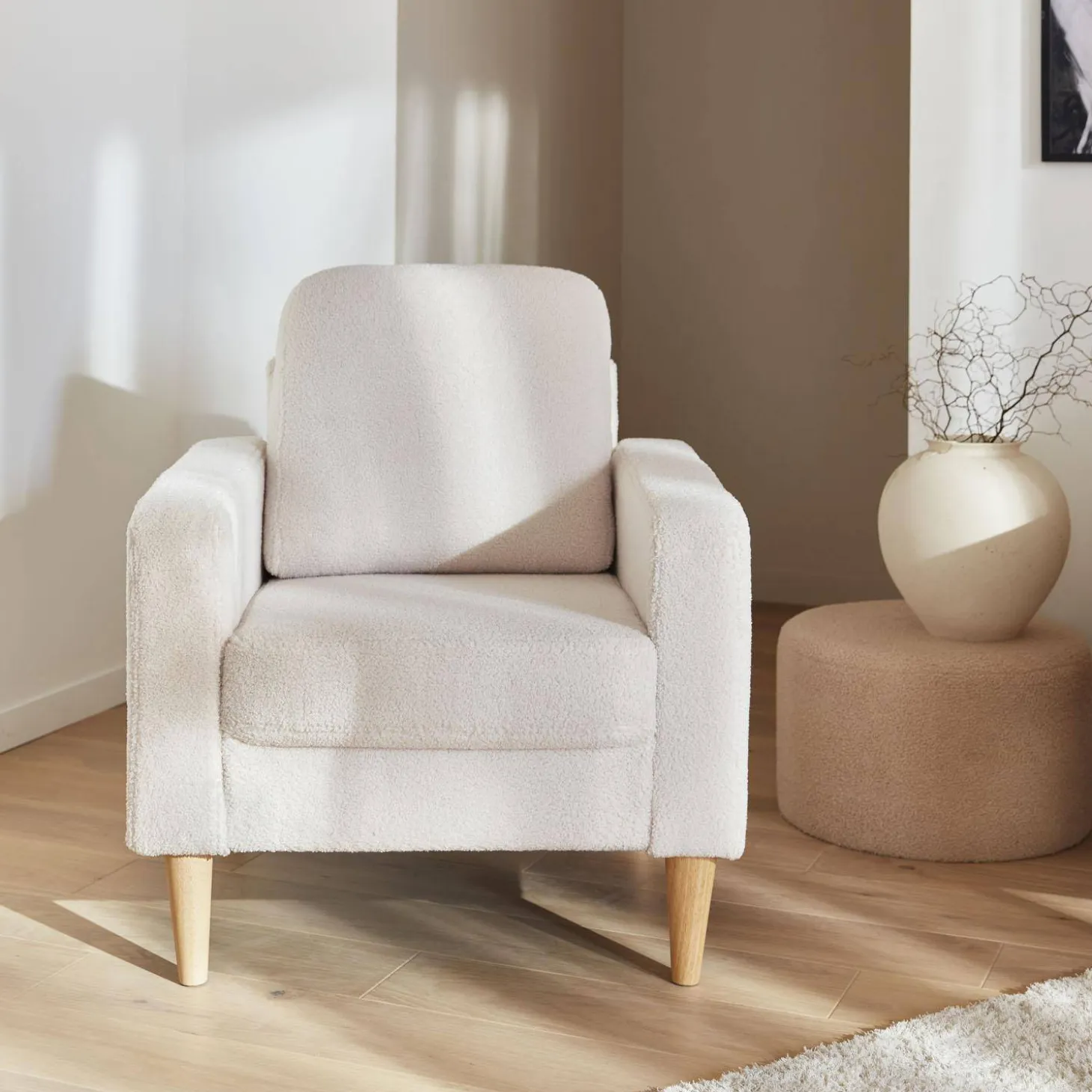 Fauteuil van boucléstof met houten poten