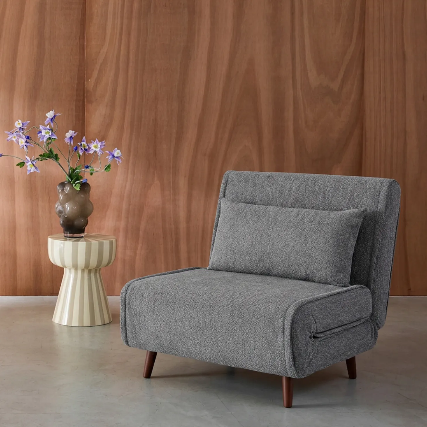 Fauteuil van chenille stof met slaapfunctie houten poten