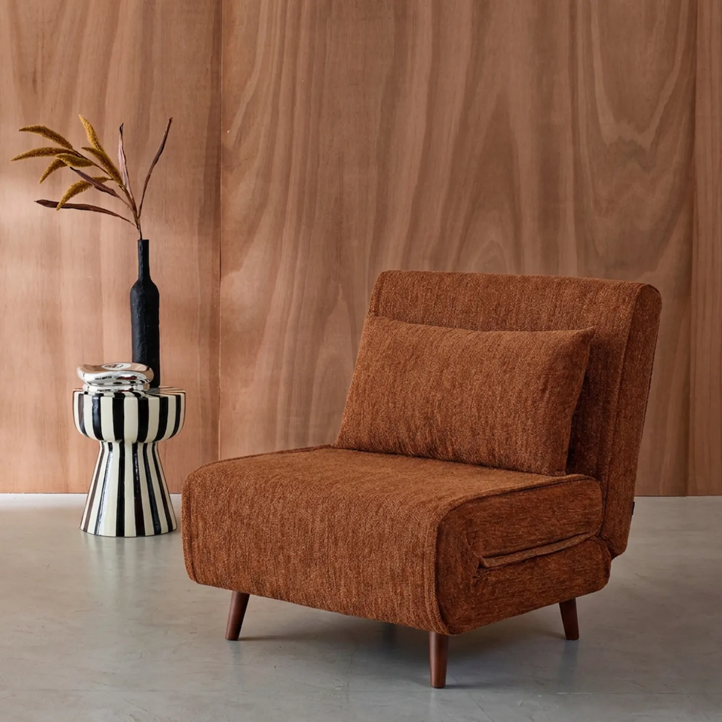 Fauteuil van chenille stof met slaapfunctie houten poten