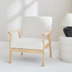 Fauteuil van hout met bouclé zitting