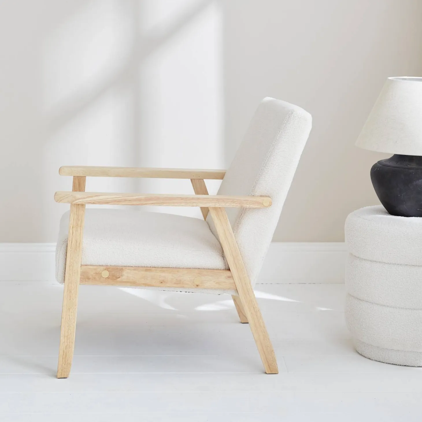 Fauteuil van hout met bouclé zitting
