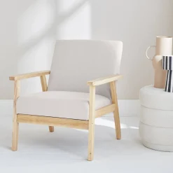 Fauteuil van hout met stoffen zitting
