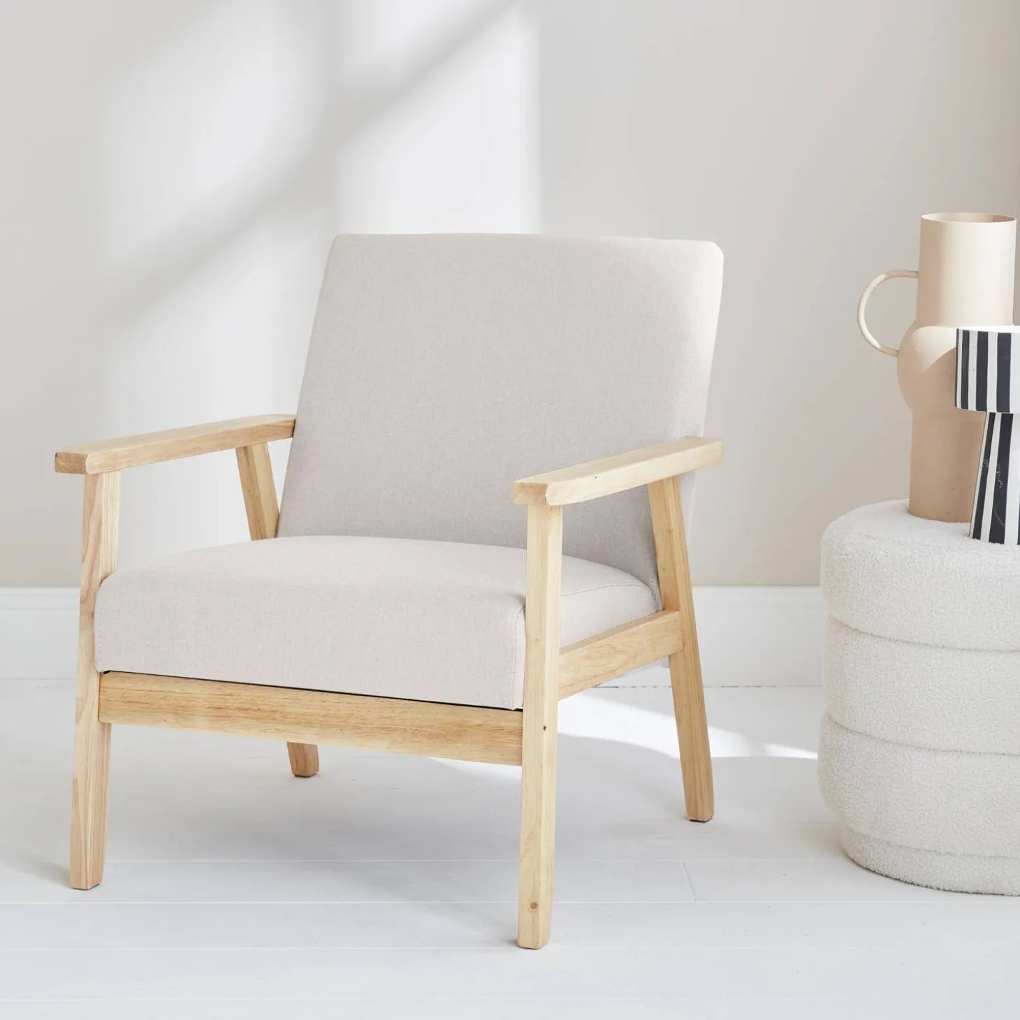 Fauteuil van hout met stoffen zitting