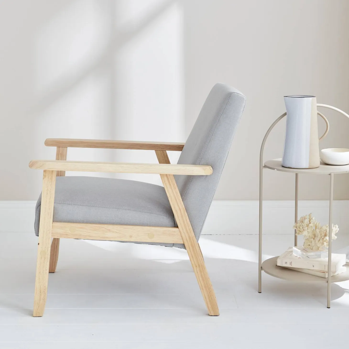 Fauteuil van hout met stoffen zitting