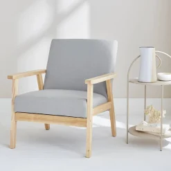 Fauteuil van hout met stoffen zitting