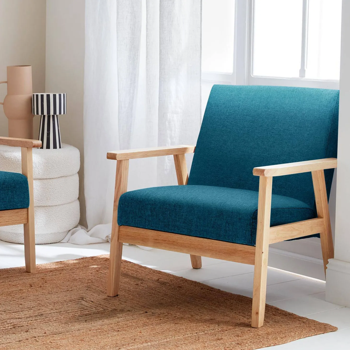 Fauteuil van hout met stoffen zitting