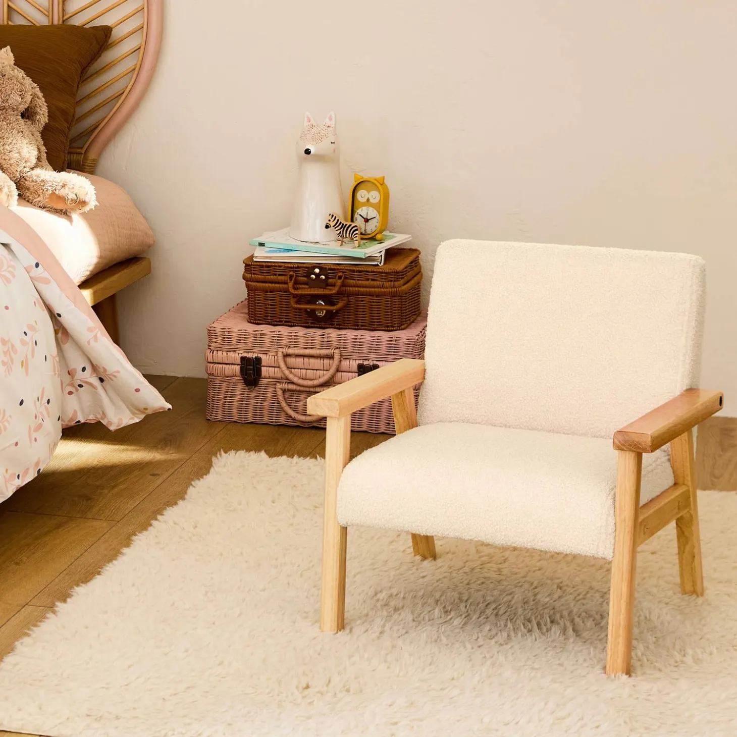 Fauteuil voor kinderen van hout en bouclé