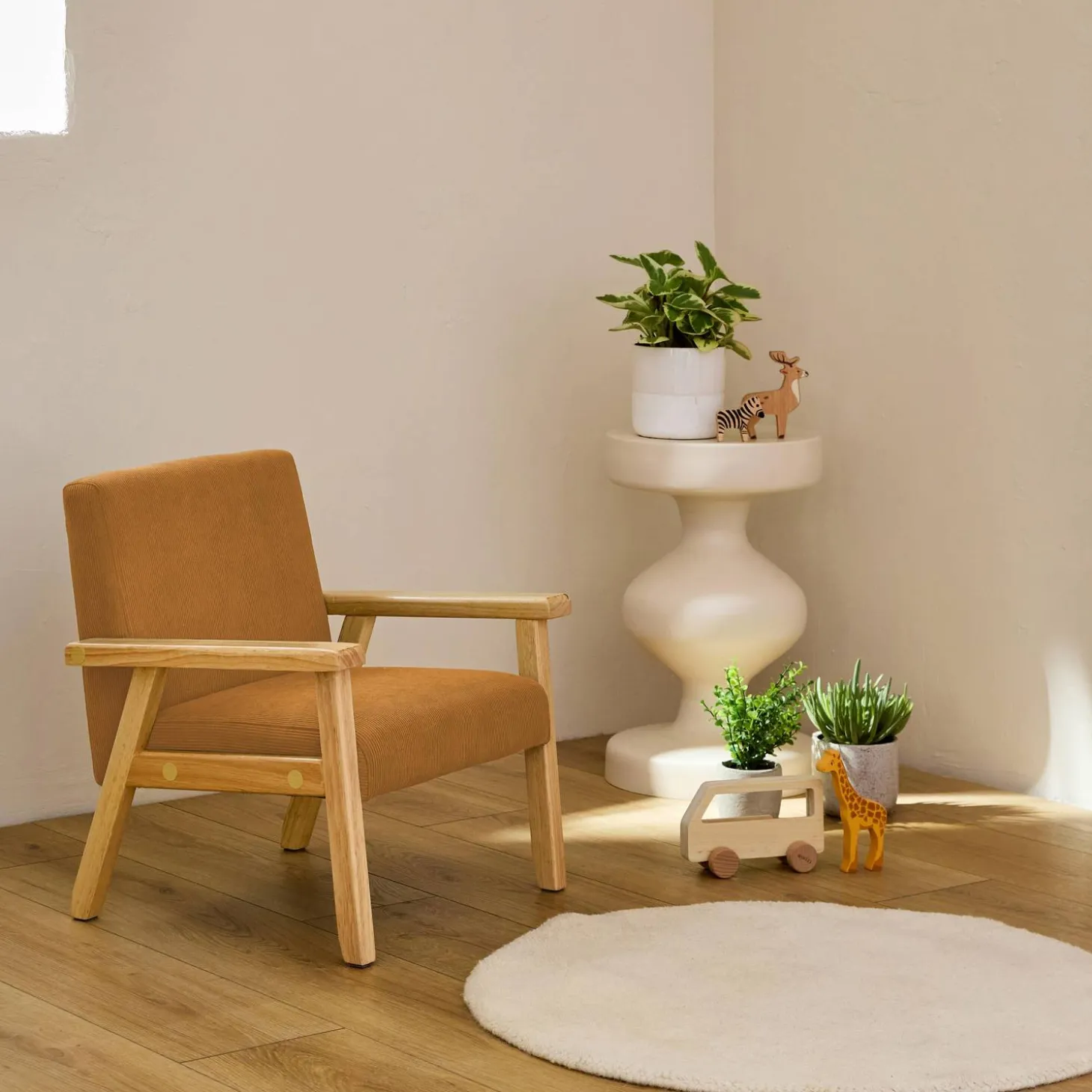 Fauteuil voor kinderen van hout en corduroy