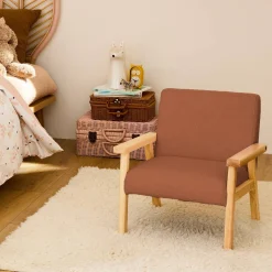 Fauteuil voor kinderen van hout en bouclé