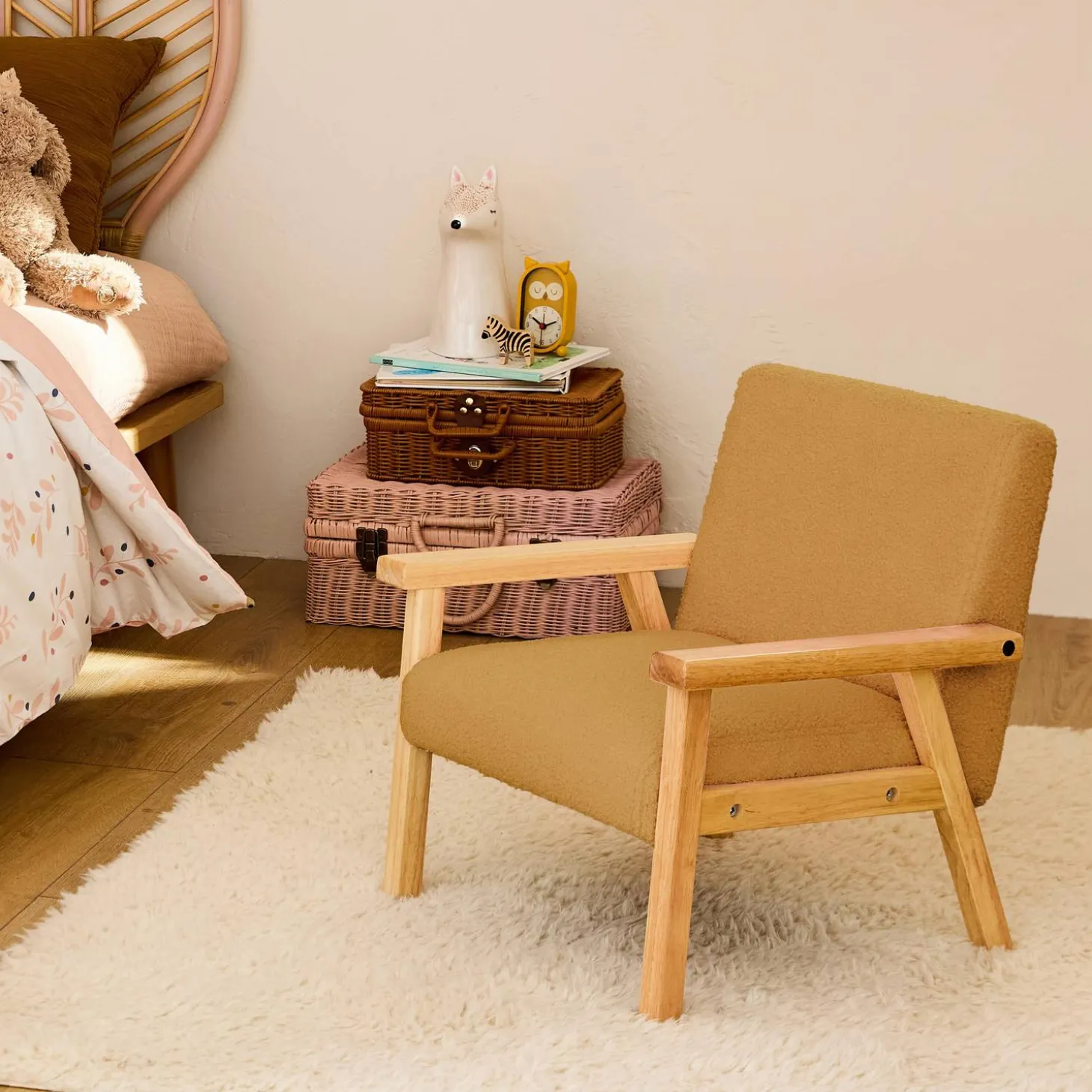 Fauteuil voor kinderen van hout en bouclé