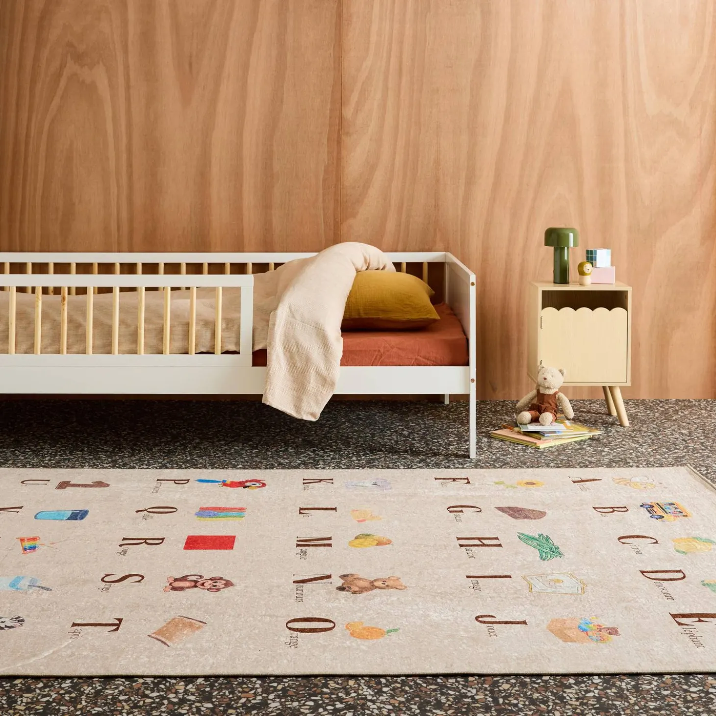 Frans educatief beige kindertapijt voor binnen alfabet