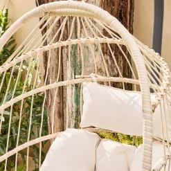 Hangend ei van staal, rotan, polyester