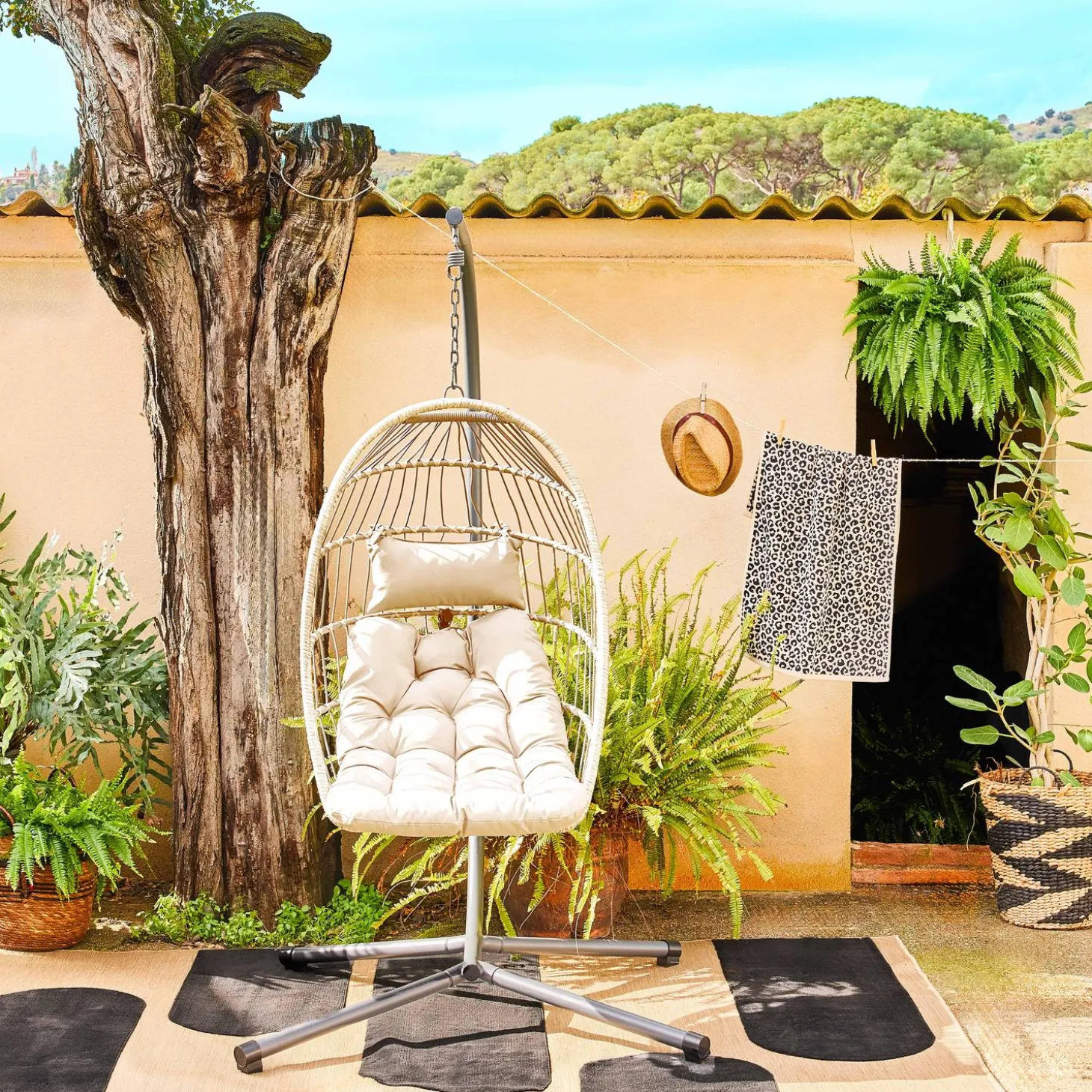 Hangend ei van staal, rotan, polyester