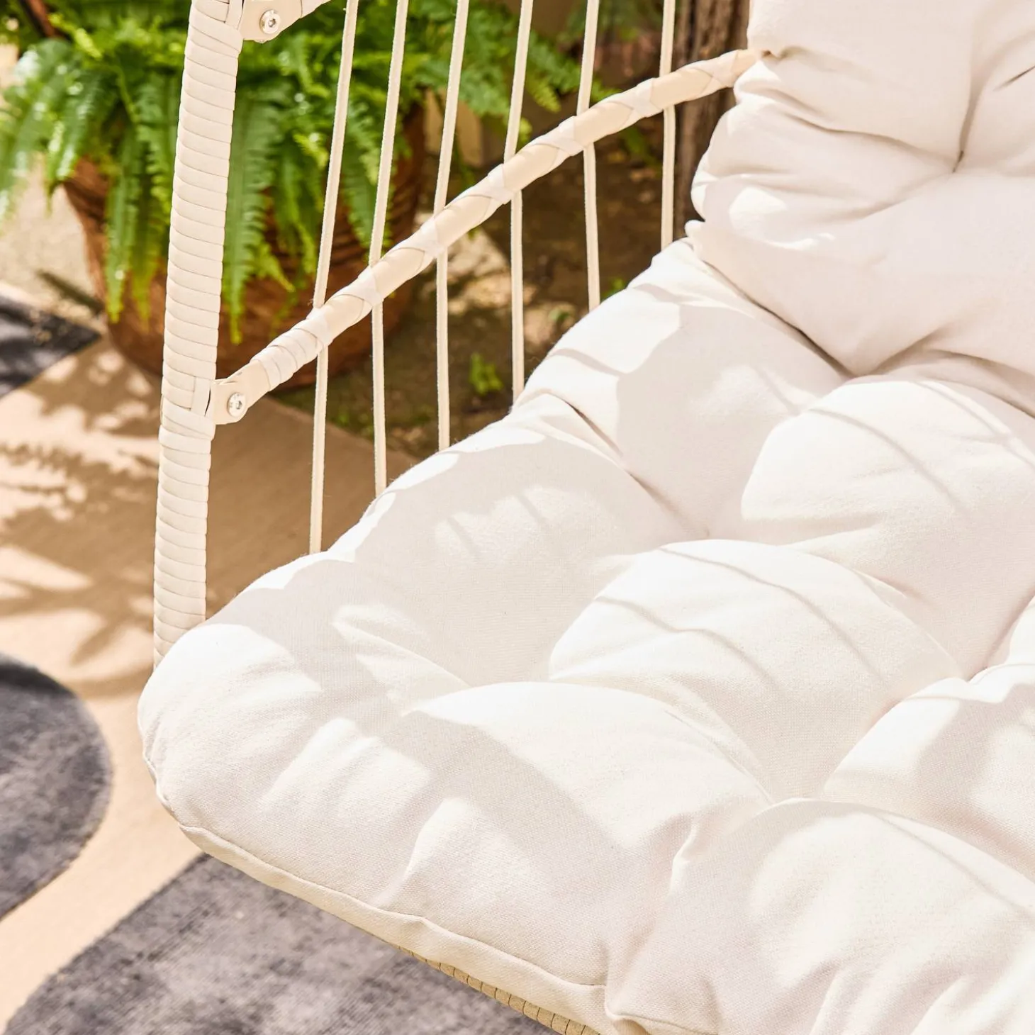 Hangend ei van staal, rotan, polyester