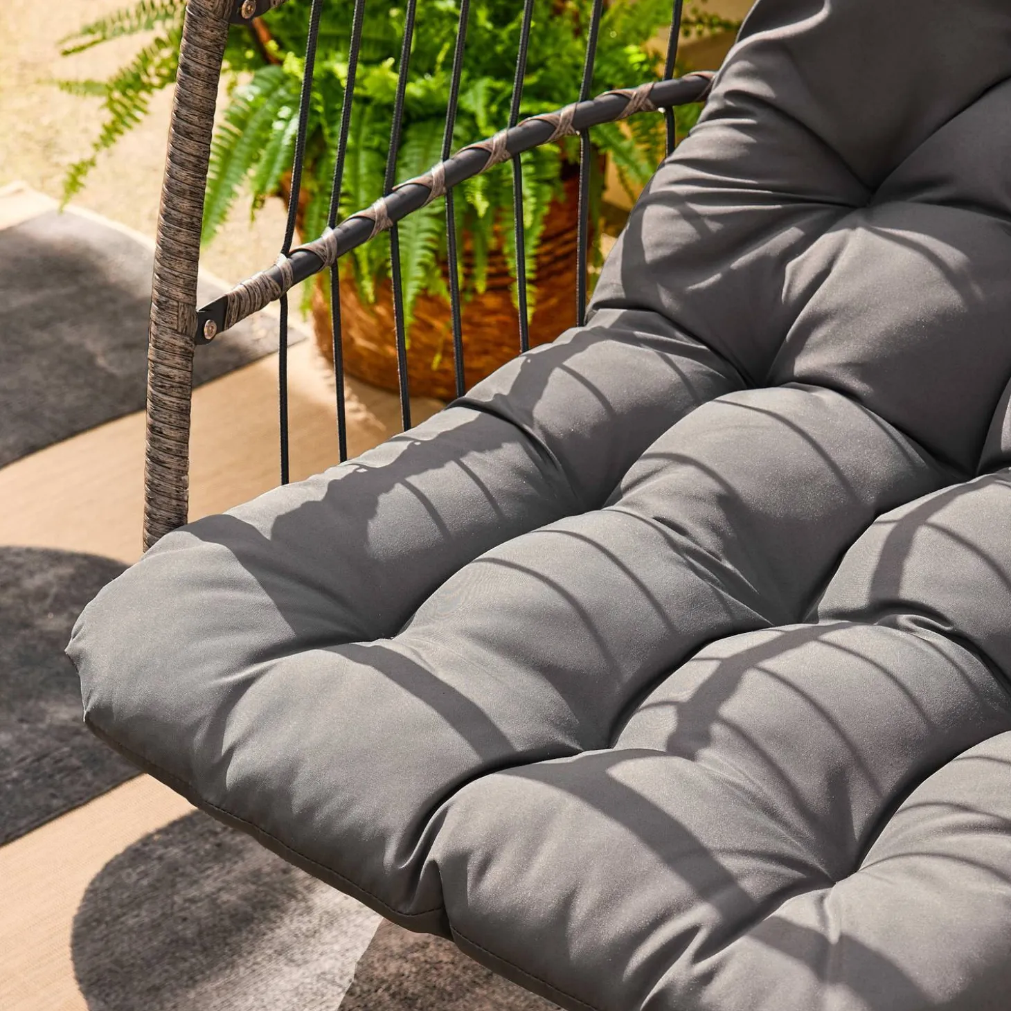 Hangend ei van staal, rotan, polyester