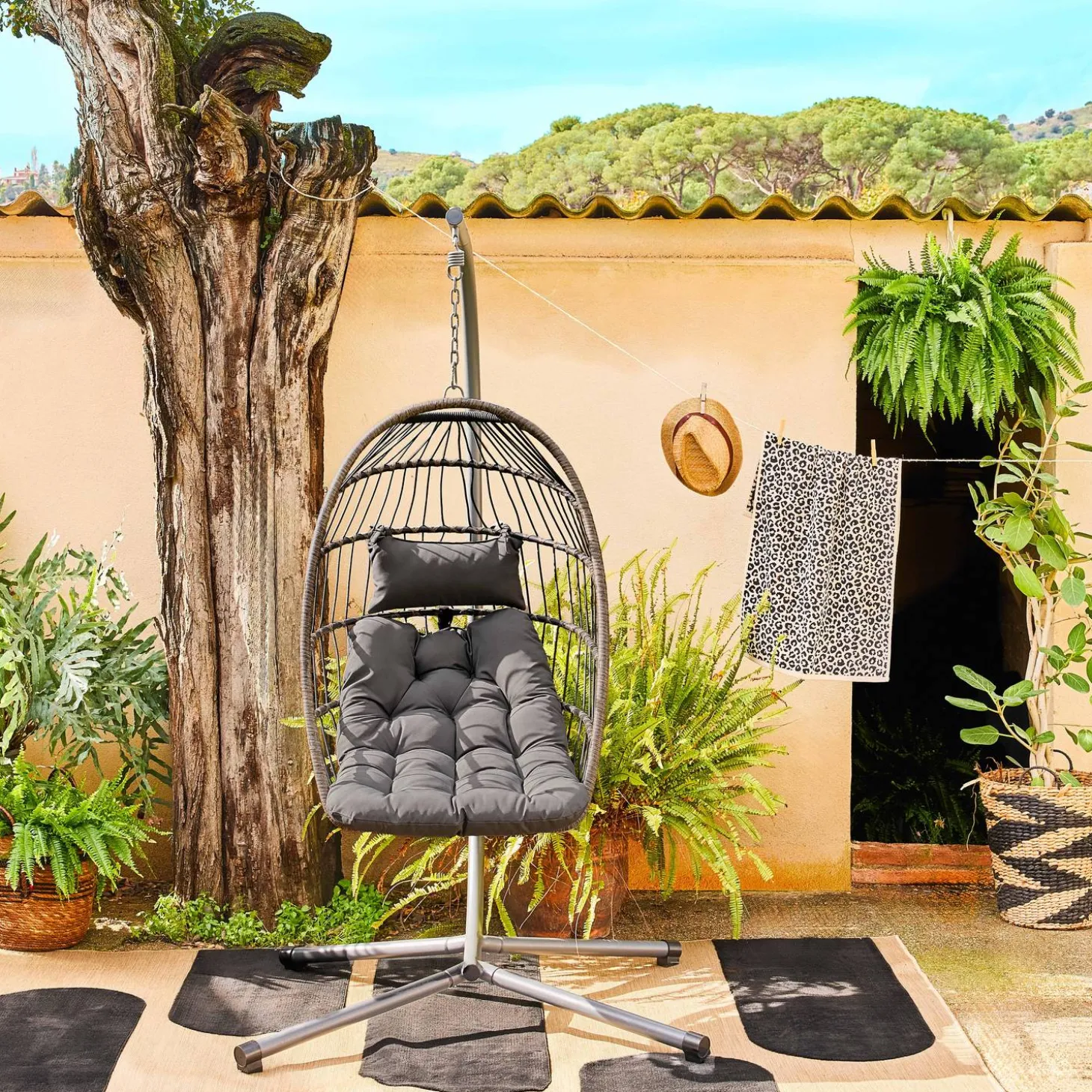 Hangend ei van staal, rotan, polyester