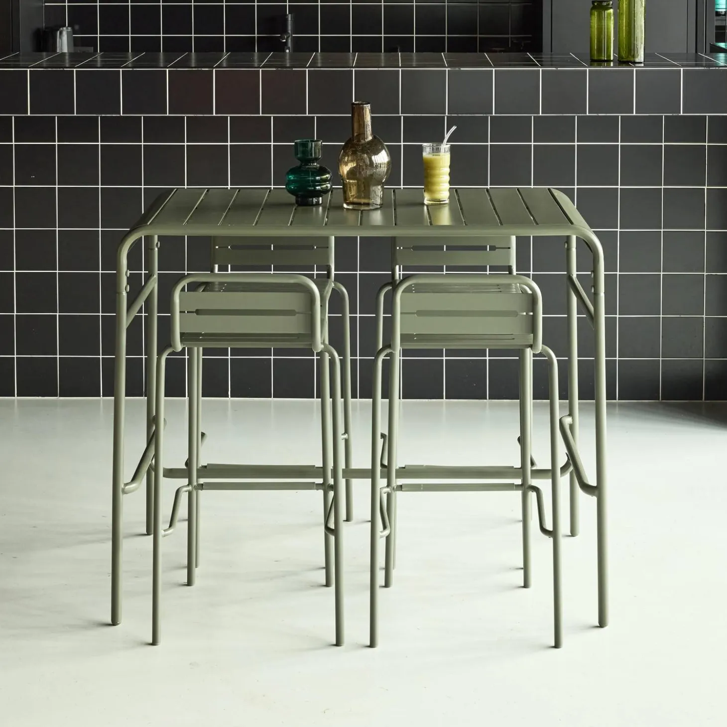 Hoge tuintafel met 4 hoge stoelen metaal