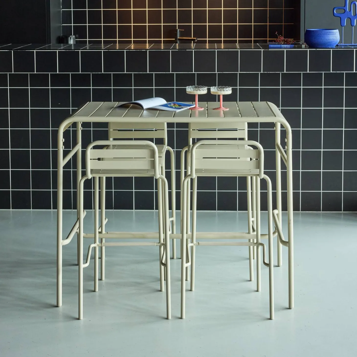Hoge tuintafel met 4 hoge stoelen metaal