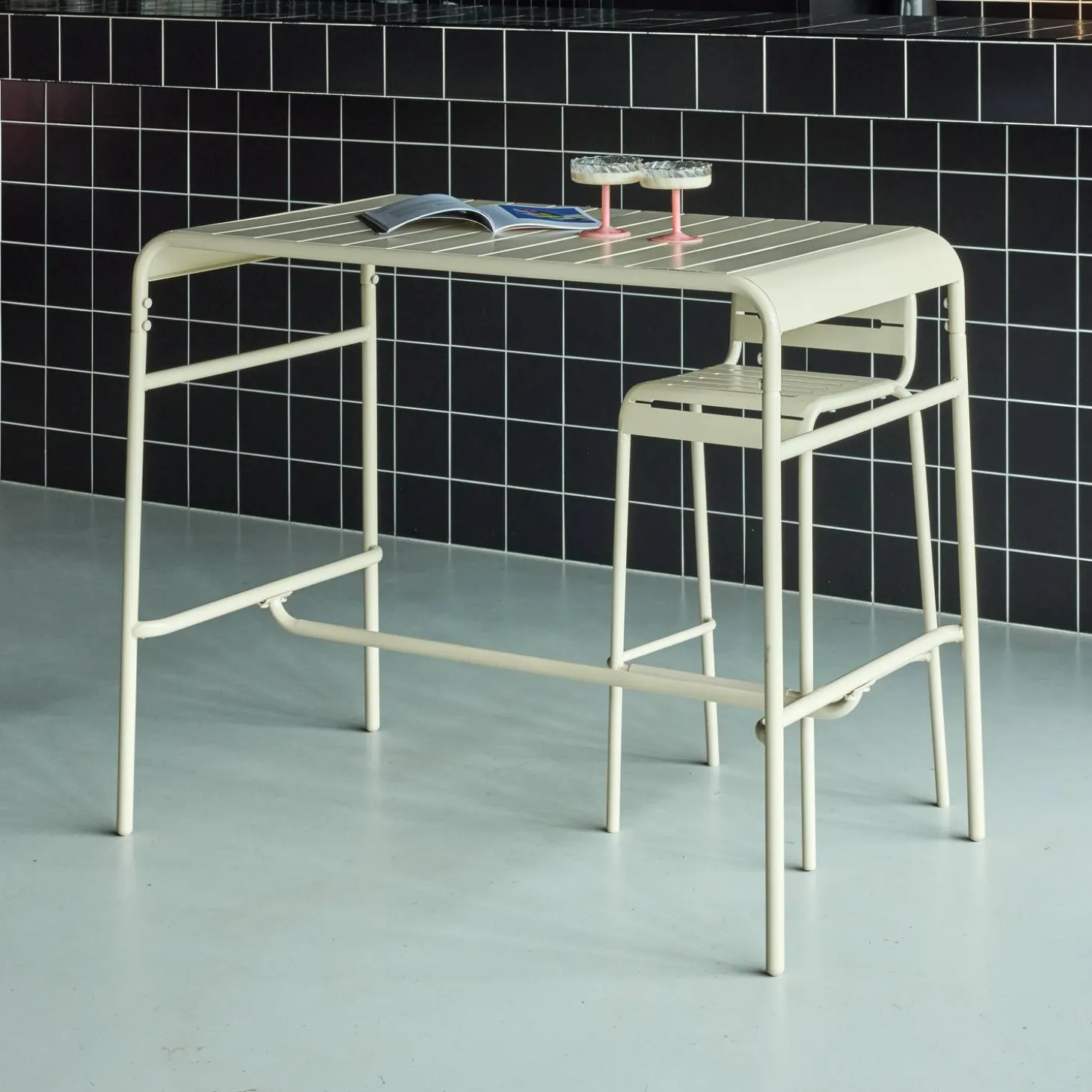 Hoge tuintafel 4 plaatsen metaal