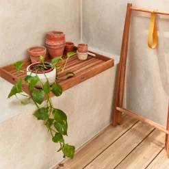 Houten dienblad op standaard