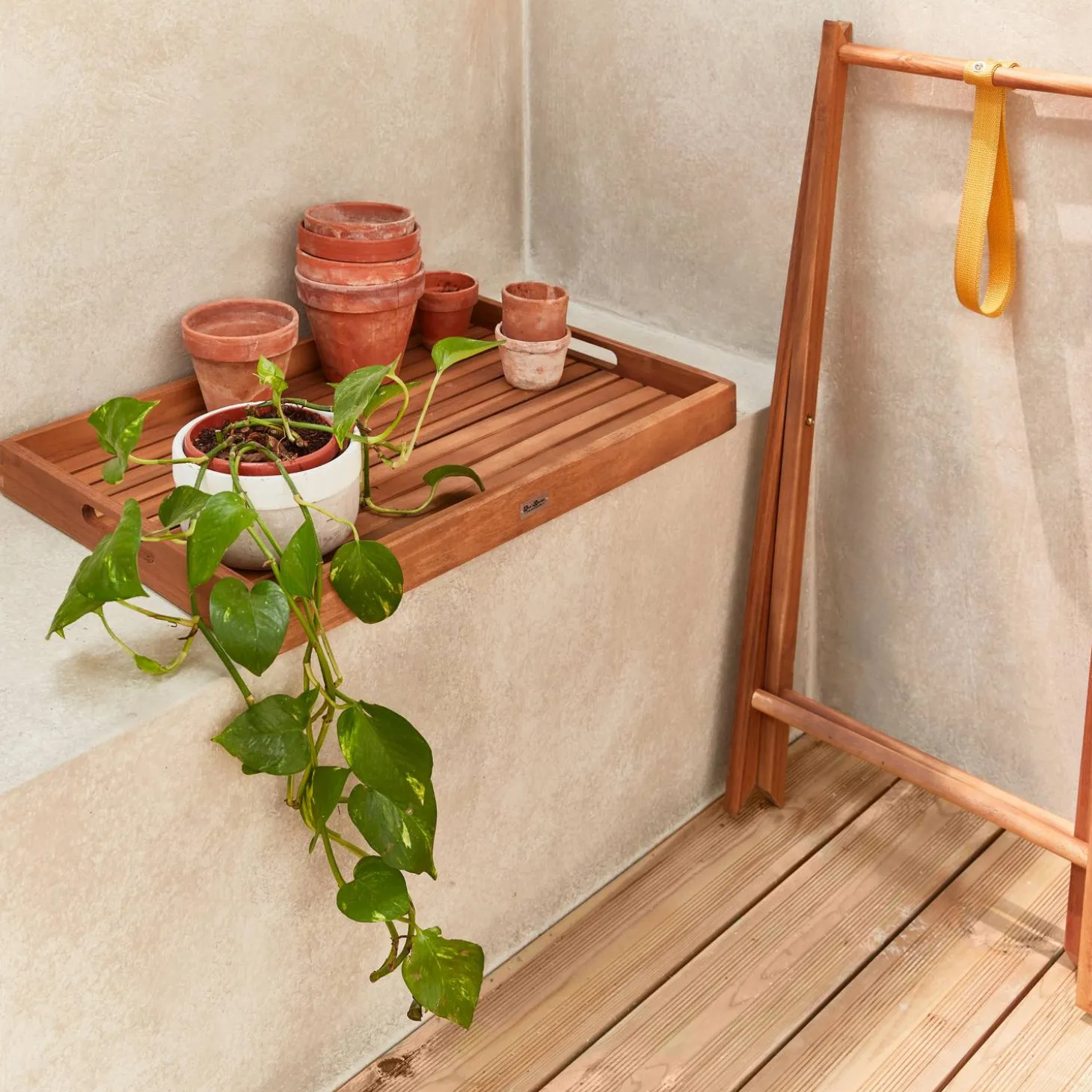 Houten dienblad op standaard
