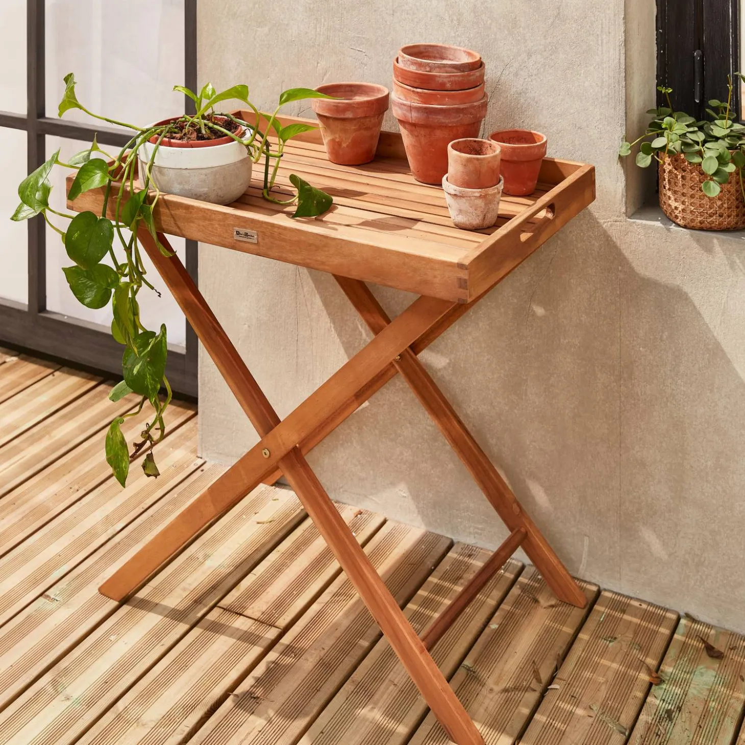 Houten dienblad op standaard
