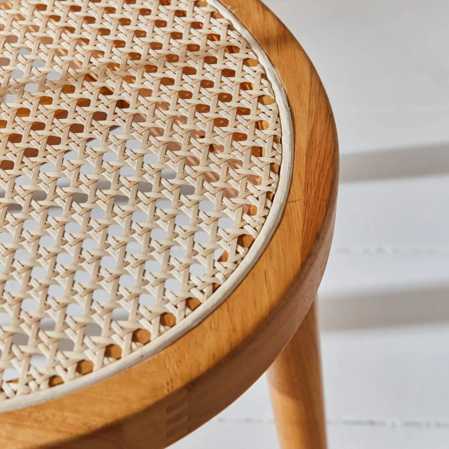 Houten en rotan stoelen (set van 4)