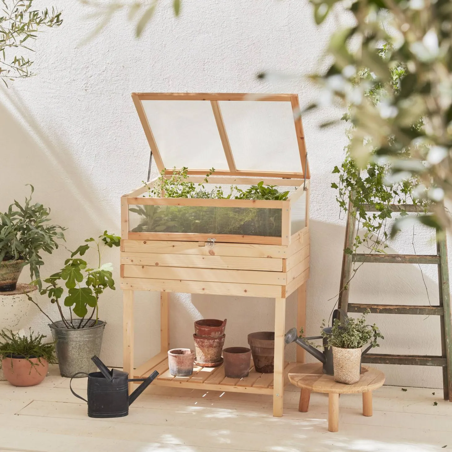 Houten moestuinbak met kap op poten