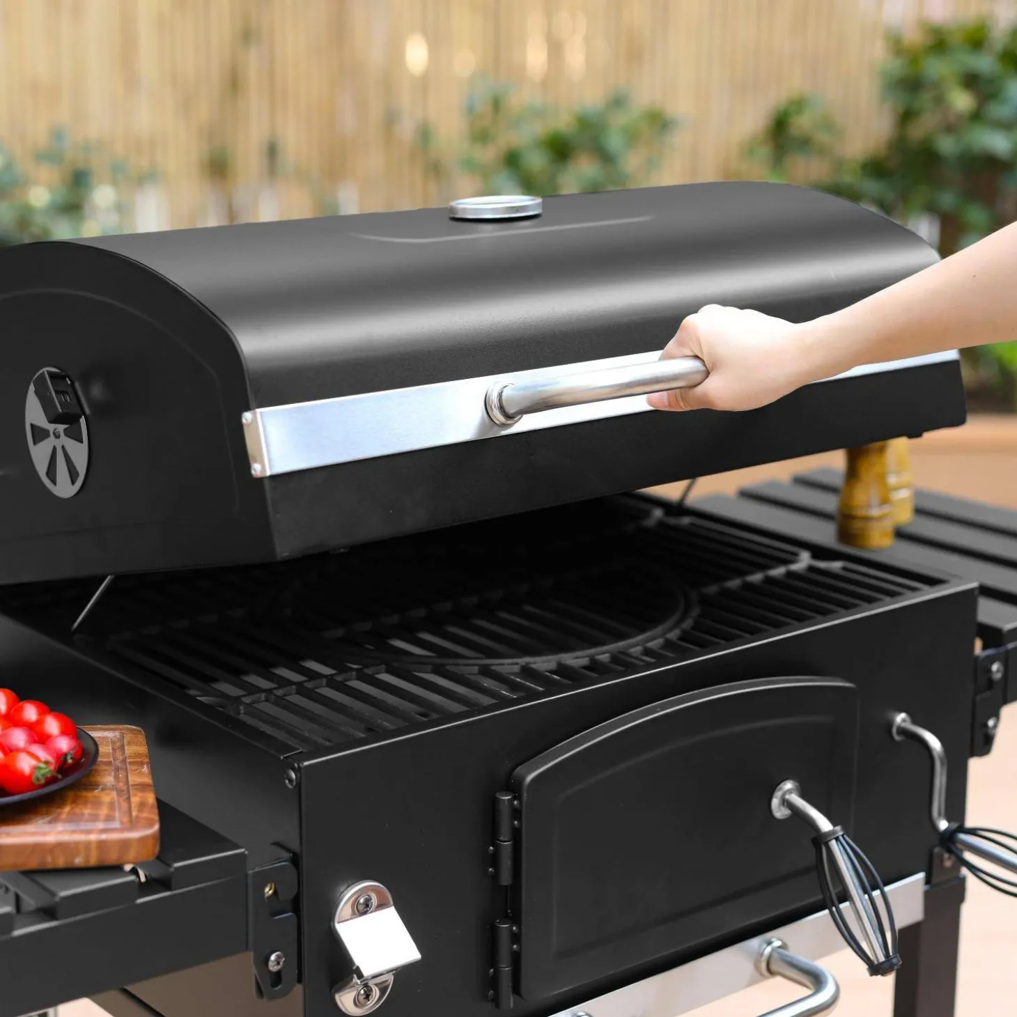 Houtskool BBQ en smoker met opklapzijtafeltjes 2 wieltjes en hoes