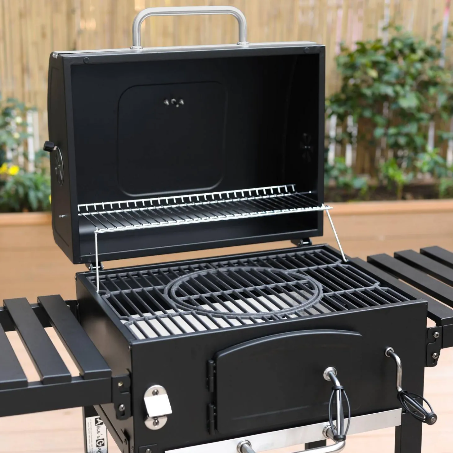 Houtskool BBQ en smoker met opklapzijtafeltjes 2 wieltjes en hoes