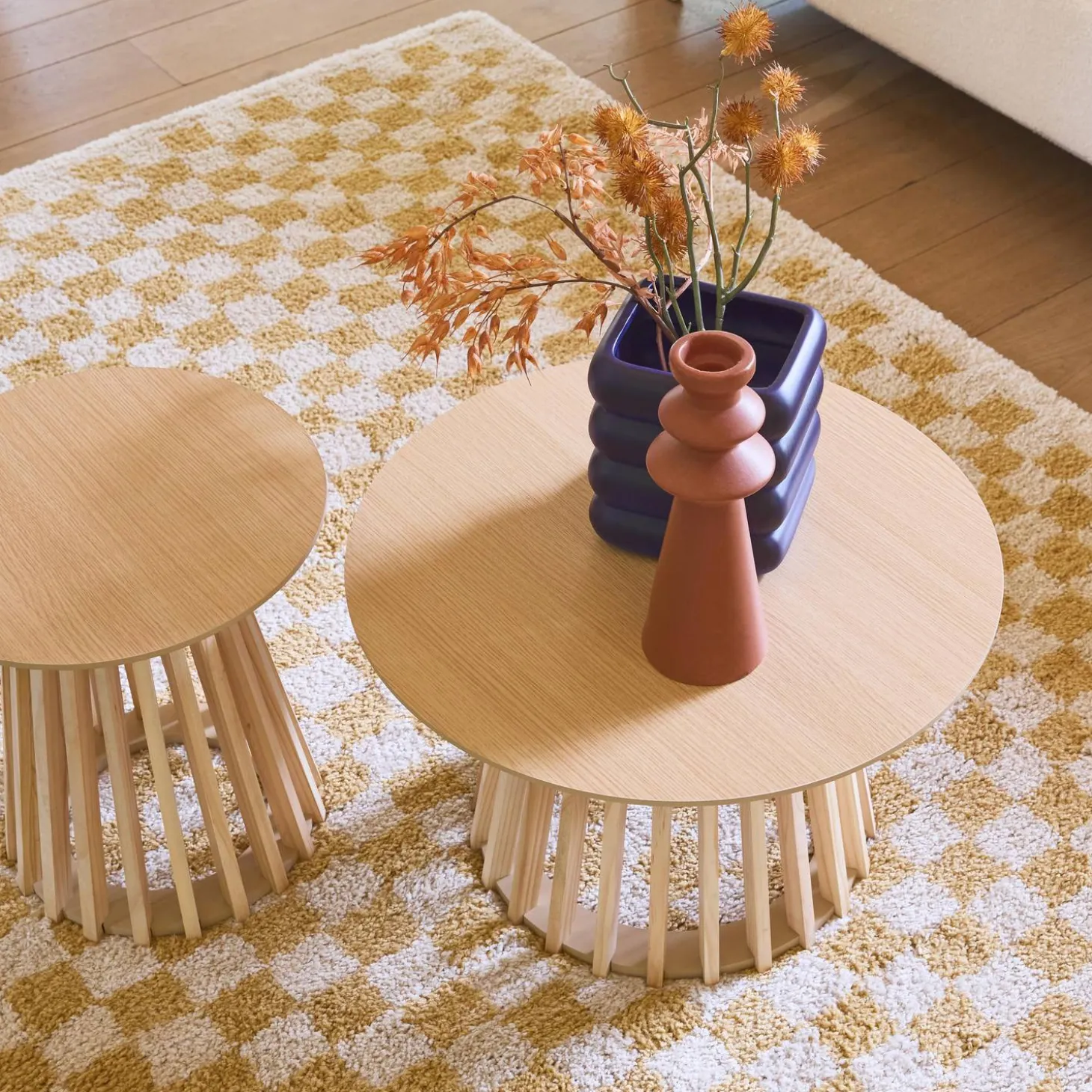 Interieur tapijt met dambord vorm in mosterdgeel en crème