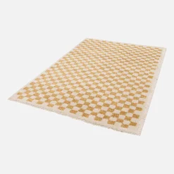 Interieur tapijt met dambord vorm in mosterdgeel en crème