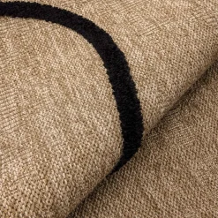 Interieurtapijt met jute-effect, zwart grafisch reliëfpatroon.
