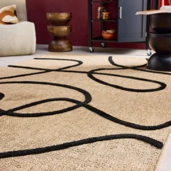 Interieurtapijt met jute-effect, zwart grafisch reliëfpatroon.
