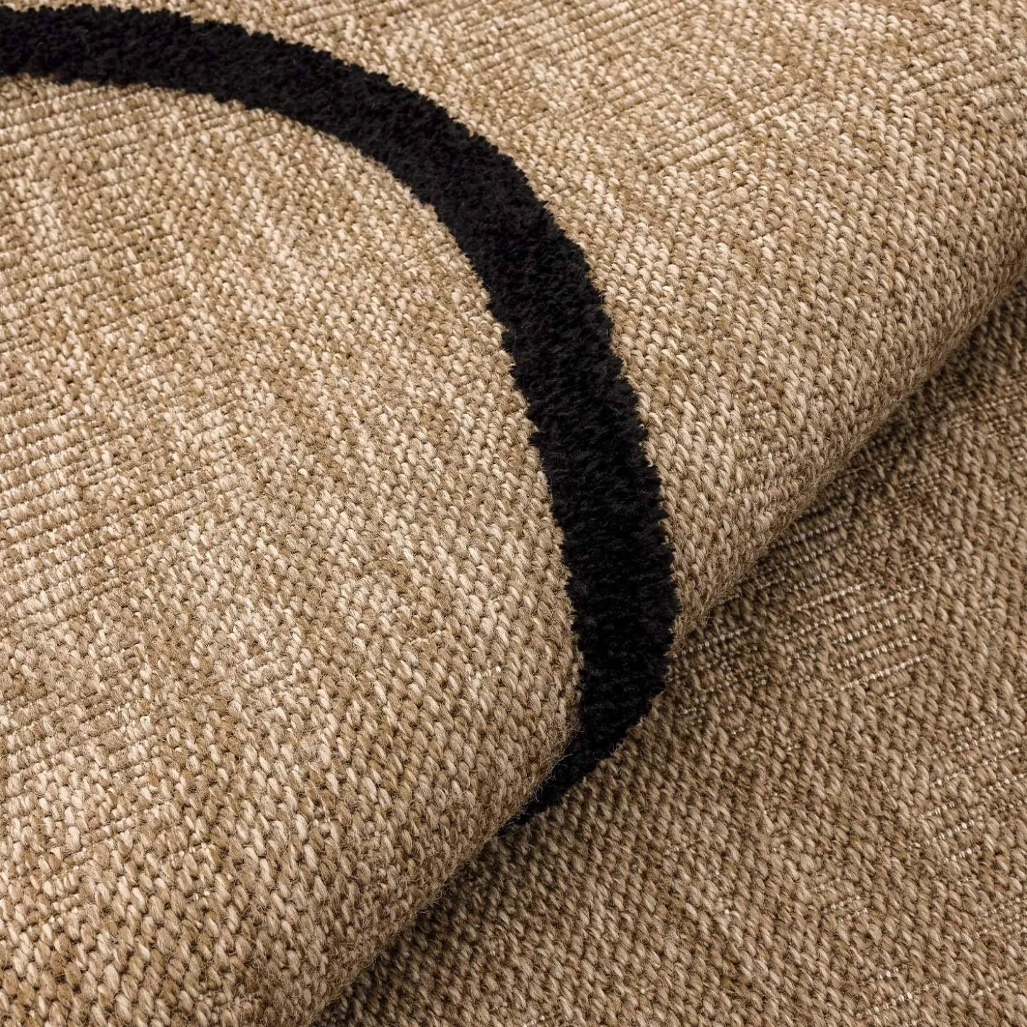 Interieurtapijt met jute-effect, zwart grafisch reliëfpatroon.