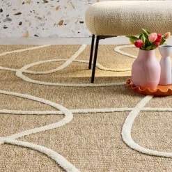 Interieurtapijt met jute-effect, reliëf grafisch patroon in wit.