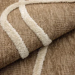 Interieurtapijt met jute-effect, reliëf grafisch patroon in wit.