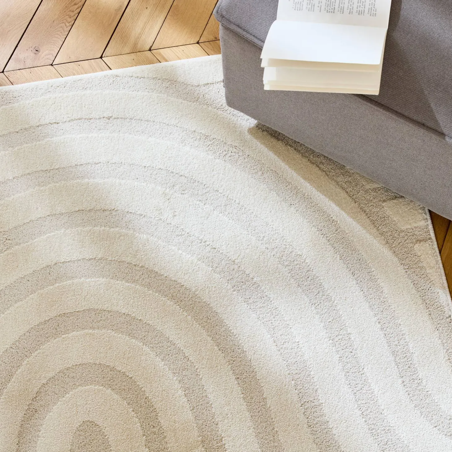 Interieur vloerkleed met crème bogen