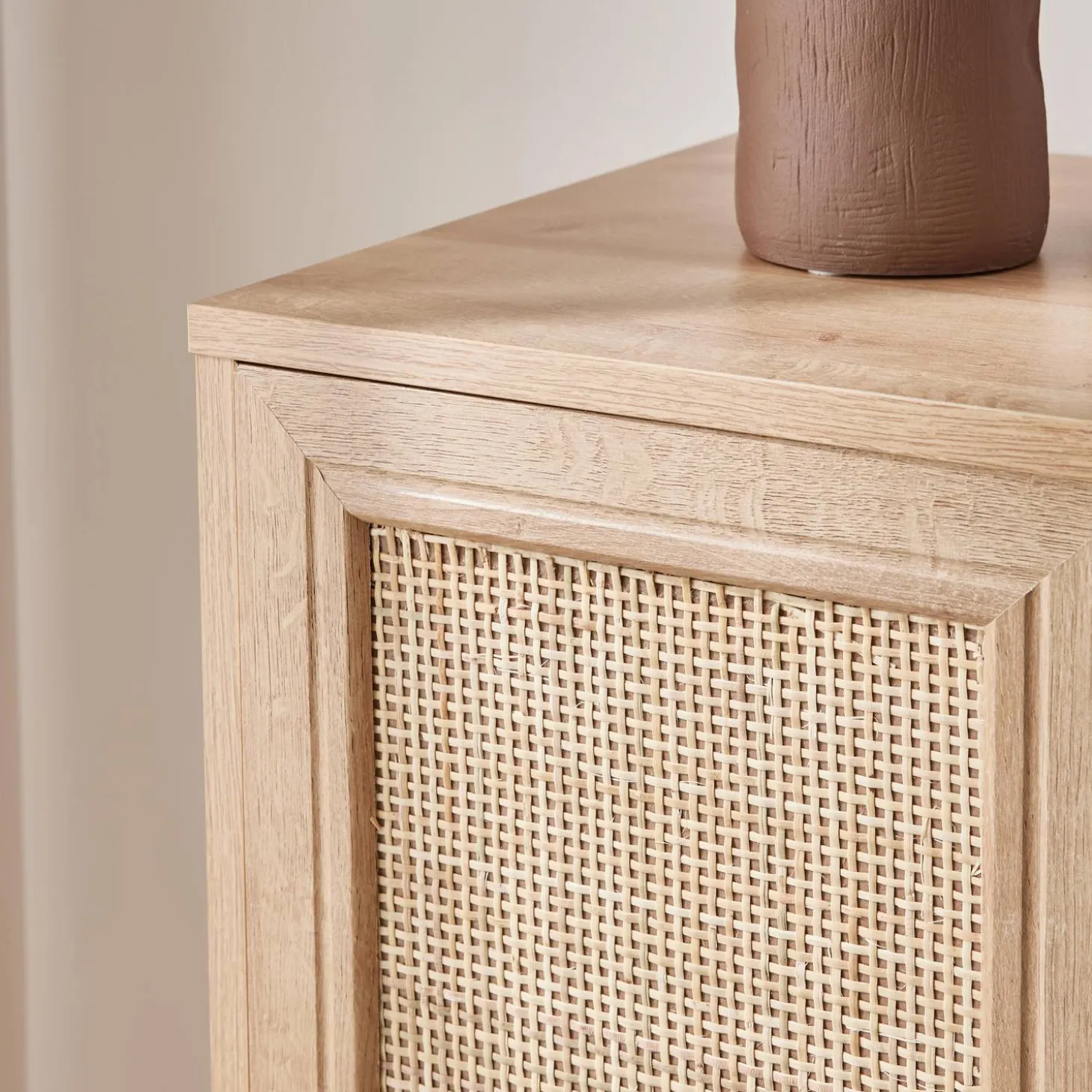 Kastje met 2 deuren 7 open vakken houtdecor en rotan 83cm