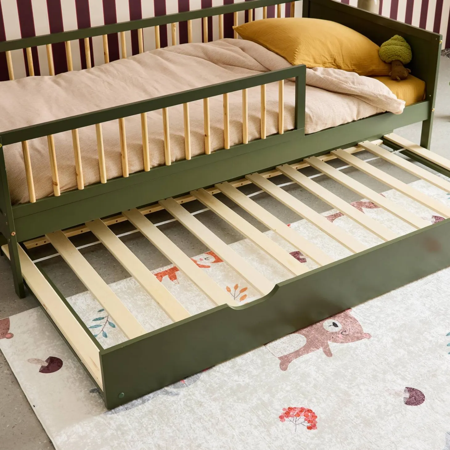Kinderbedlade van dennenhout