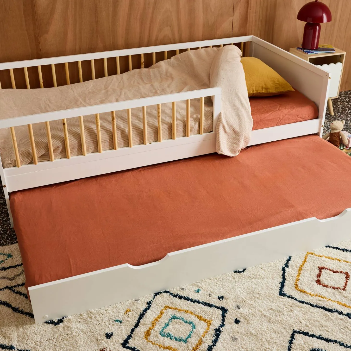 Kinderbedlade van dennenhout