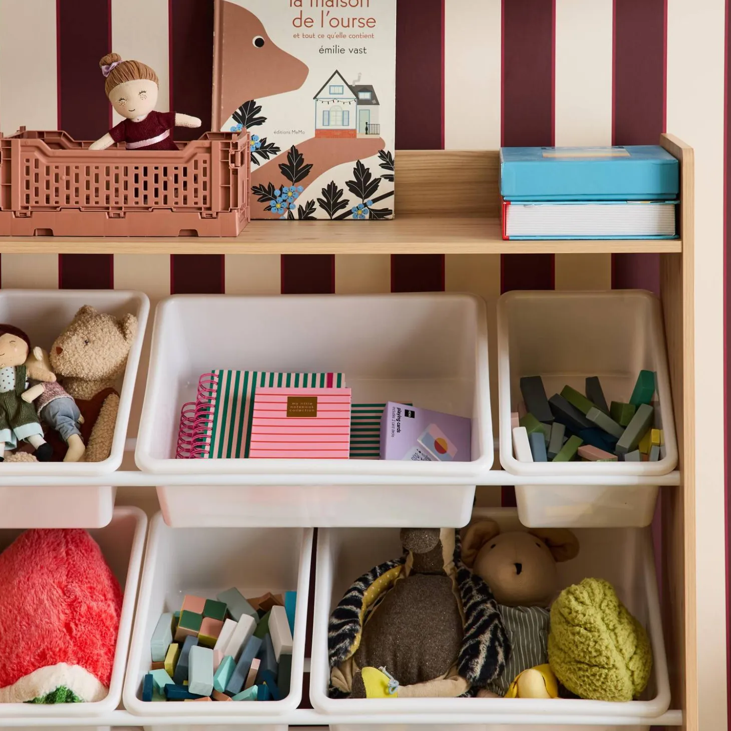 Kinderopbergmeubel met 9 opbergbakken, 4 planken, 1 deur