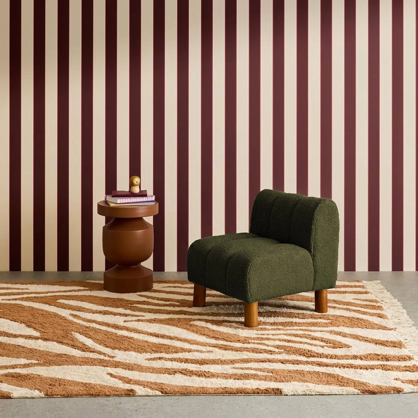 Kinderstoel rubberhouten ronde poten en bouclé
