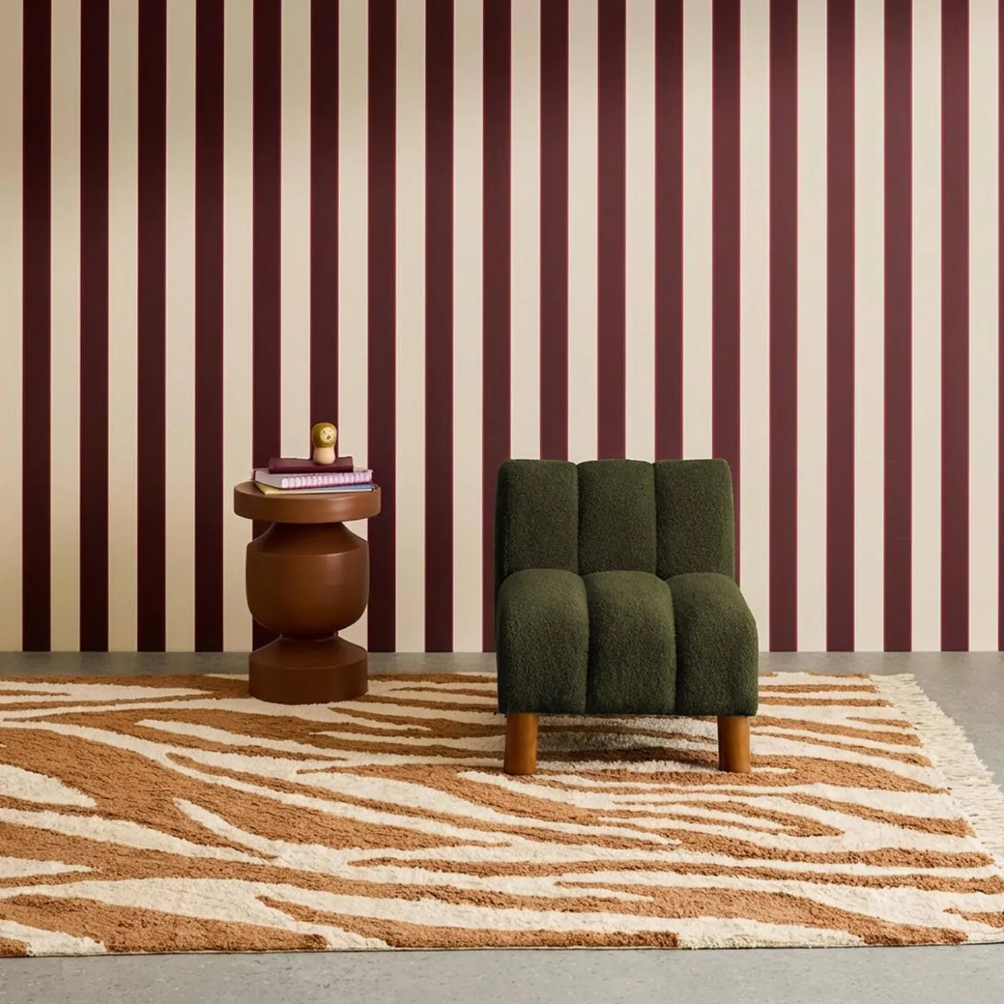 Kinderstoel rubberhouten ronde poten en bouclé