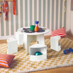 Kindertafel en 4 stoelen met leisteen effect