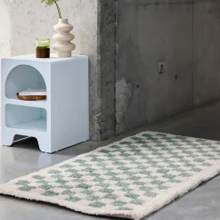 Lichtblauw en crèmekleurig geruit interieur tapijt